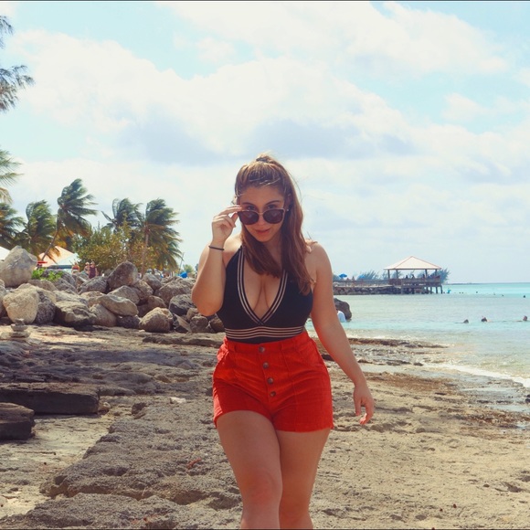 Meet your Posher, Amy - Picture 2 of 2